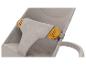 Siège bébé en tissu gris avec boucles de sécurité oranges