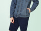 Une veste en jean et un short cargo bleu.
