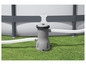 Une pompe de filtration de piscine avec un tuyau connecté à une piscine gonflable.