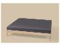 Cadre de lit en bois avec matelas gris sur fond beige.