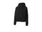 Veste à capuche noire zippée.