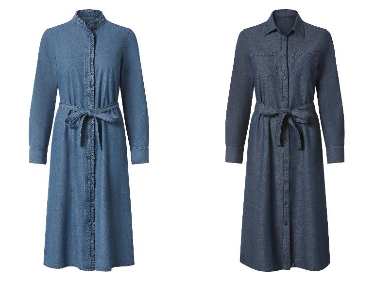 Deux robes longues en jean à manches longues : une bleu clair à volants et une bleu foncé à poches.