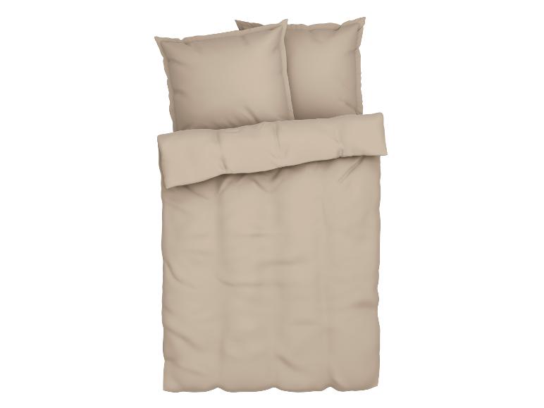 Parure de lit beige : couette, taie d'oreiller et oreiller.