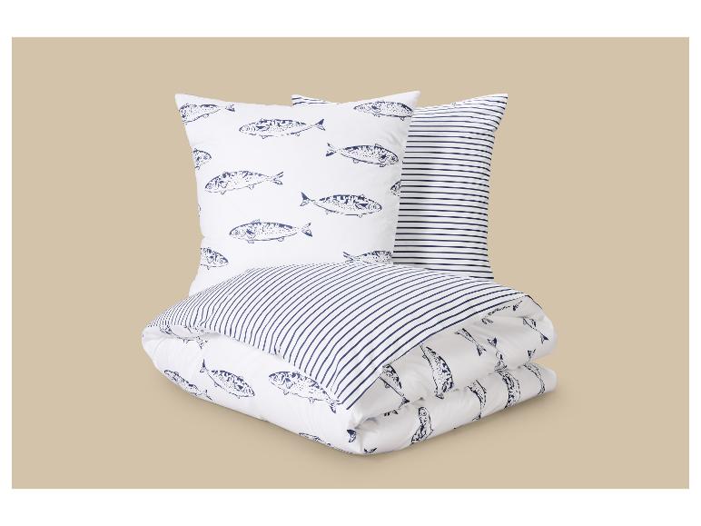 Parure de lit avec motifs poissons et rayures.