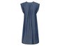 Une robe en jean bleu foncé à manches courtes.
