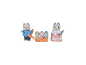 Famille de figurines de chiens husky avec un père tirant une luge avec trois bébés et une mère.