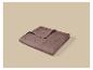Couverture ou couvre-lit matelassé mauve avec un motif de feuilles.