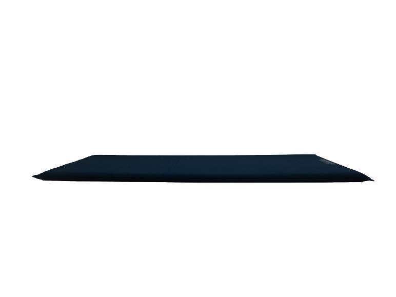 Matelas de camping bleu marine, confortable pour le plein air.