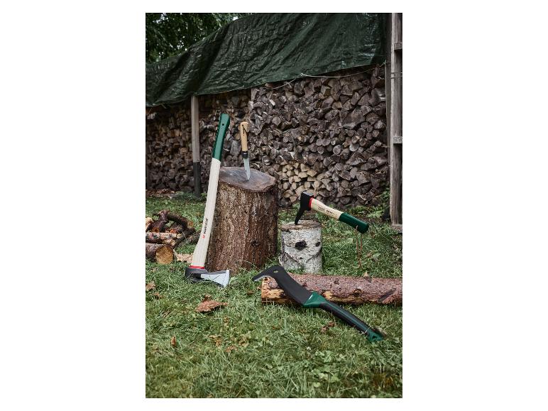 Outils de coupe de bois, y compris des haches et un couteau, près d'une souche et de bois de chauffage.