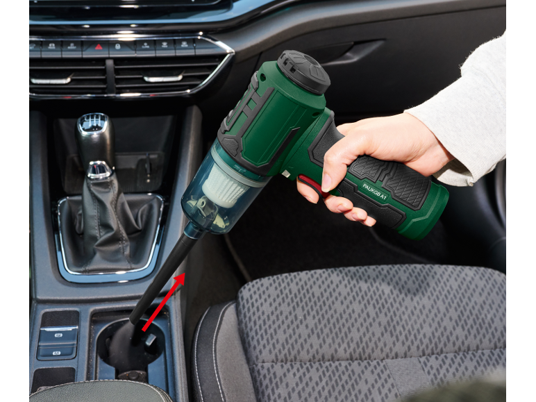 Aspirateur à main pour voiture nettoyant le porte-gobelet.