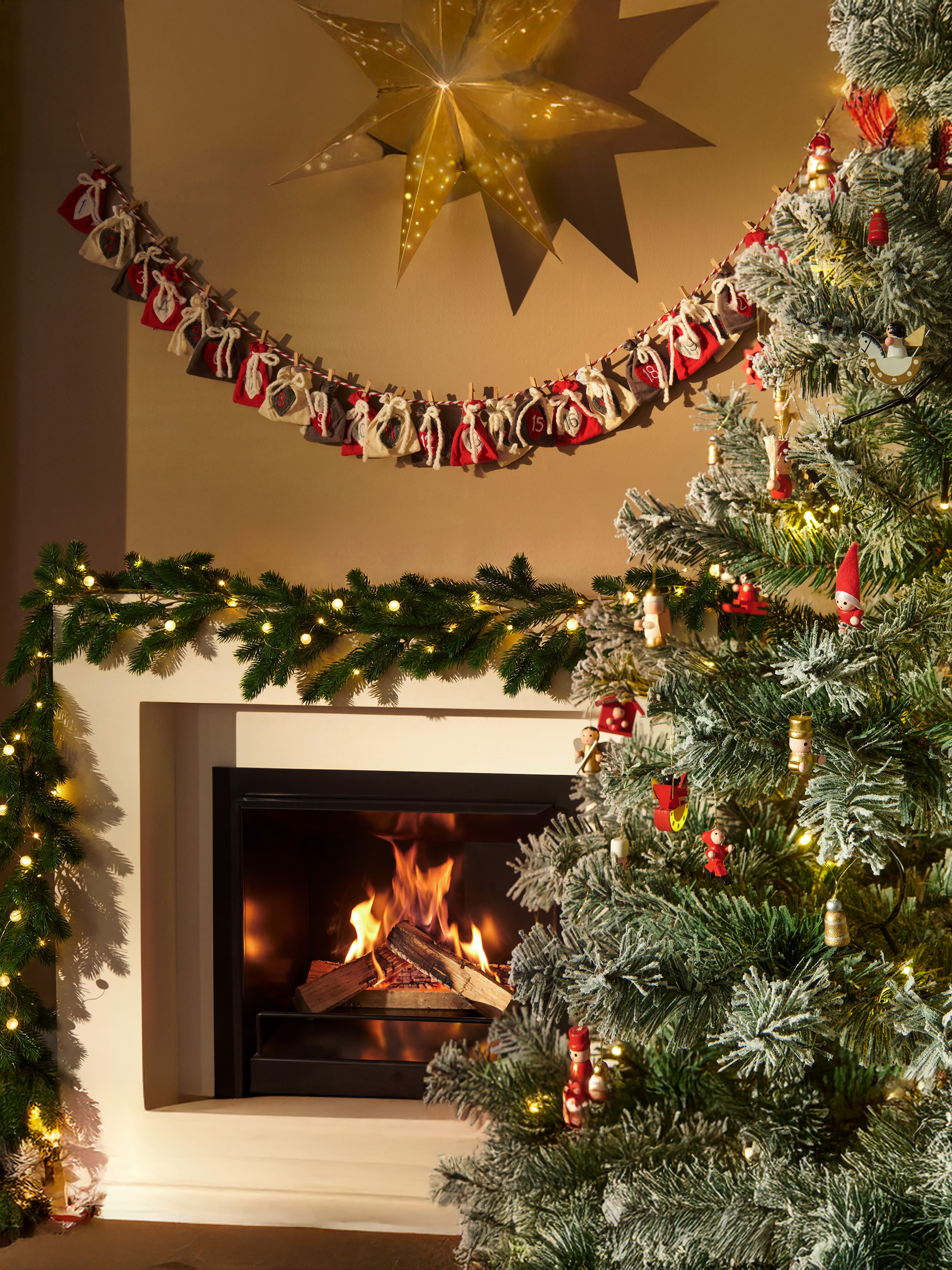 Sapin de Noël avec calendrier de l'Avent et cheminée.
