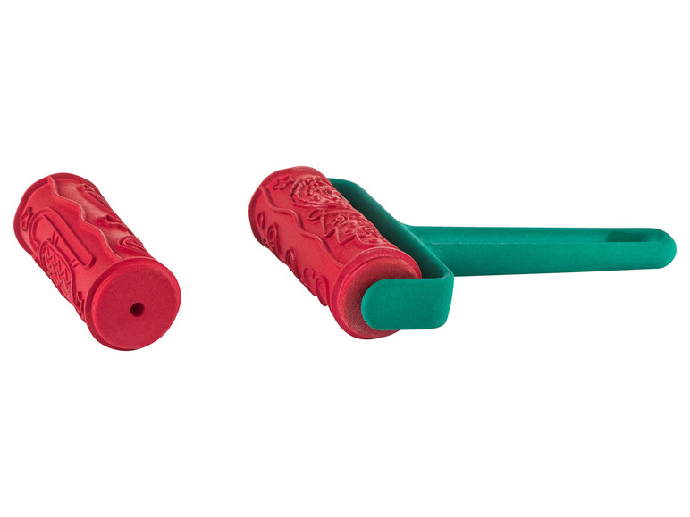 Deux rouleaux à relief rouges avec des poignées vertes.