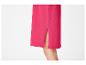 Détail d'une jupe fuchsia avec une fente latérale, montrant une partie de la jambe.