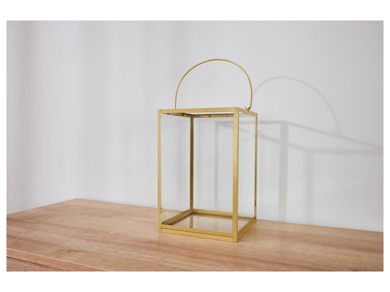 Une lanterne dorée sur une table en bois