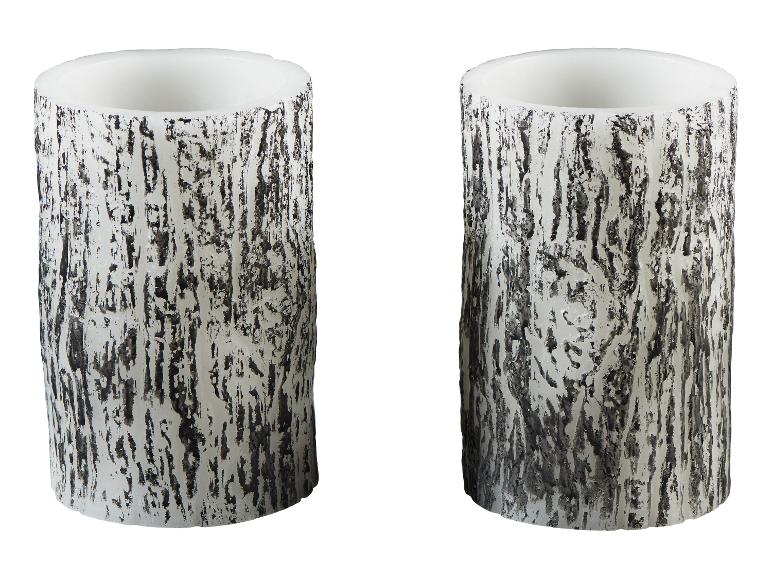 Deux bougies cylindriques blanches avec texture d'écorce d'arbre