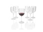 Un verre de vin rouge entouré de verres vides.