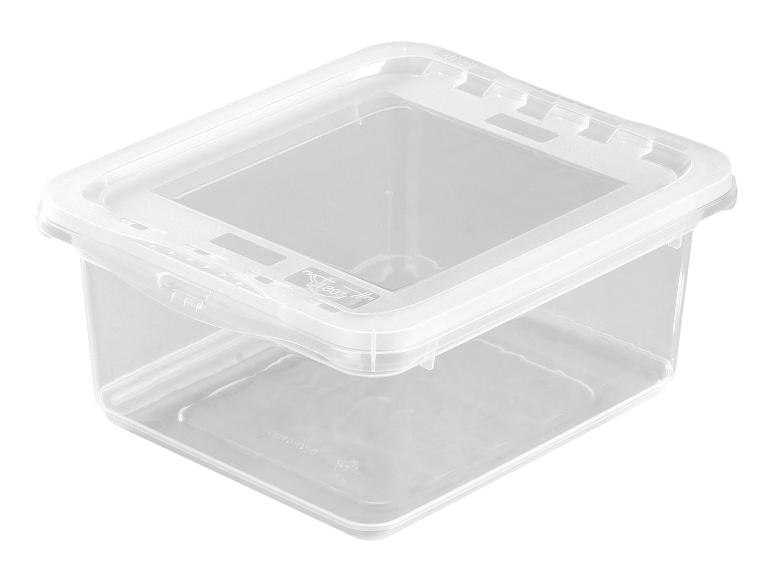Une boîte de rangement en plastique transparent avec un couvercle.