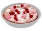 Gâteau avec sucre glace, framboises et fleurs dans un plat gris.