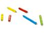 Bâtonnets de construction magnétiques colorés en jaune, rouge, bleu et vert.