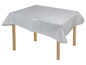 Une nappe blanche sur une table en bois.