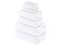 Serviettes de bain blanches empilées.