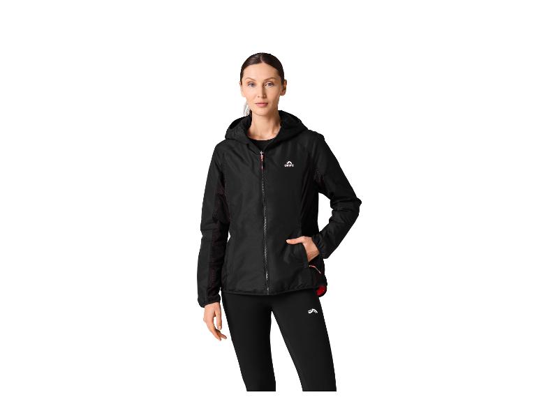 Femme en veste de sport noire et leggings noirs.