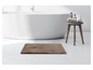 Un tapis de bain marron dans une salle de bain.