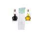 Une carafe en verre avec de l'huile d'olive, une carafe en verre avec du vinaigre et un distributeur en verre vert.