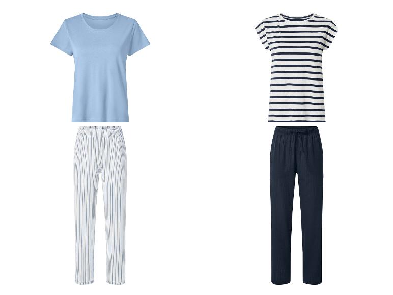 Deux ensembles de pyjamas : un bleu clair uni avec un pantalon rayé, et un rayé marine avec un pantalon marine.