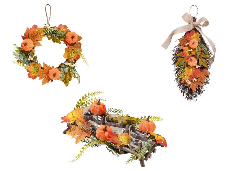 Décorations d'automne : couronne, guirlande de porte et bougeoir avec citrouilles et feuilles.