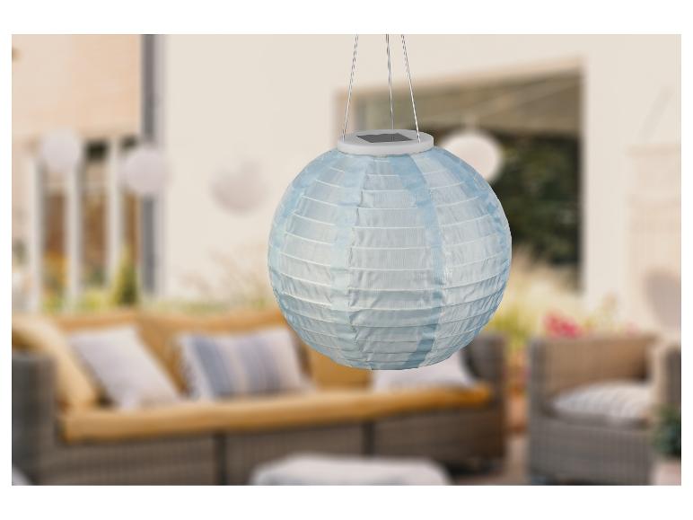 Lanterne solaire bleue suspendue, idéale pour décorer un jardin.