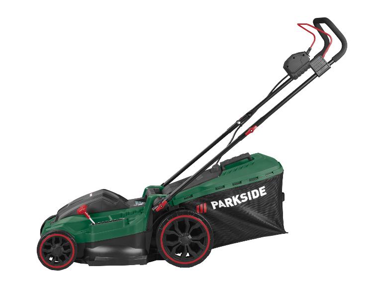 Tondeuse à gazon verte avec roues noires et détails rouges, avec bac de ramassage.