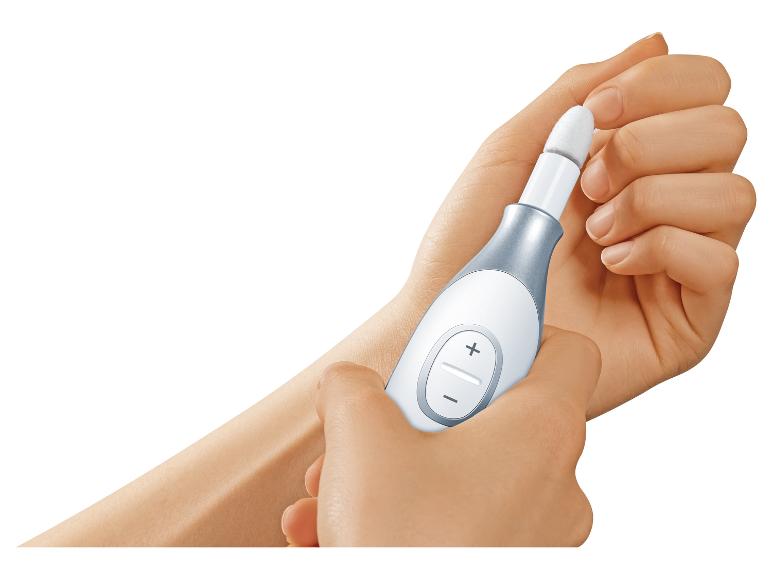 Main utilisant une lime à ongles électrique blanche et grise avec boutons de commande.