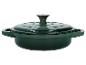 Cocotte en fonte vert foncé avec couvercle.