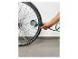 Une roue de vélo est gonflée avec une pompe à main.