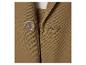 Gros plan d'une veste marron avec un bouton transparent et une boutonnière.