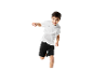 Un garçon saute avec un t-shirt blanc et un short noir.
