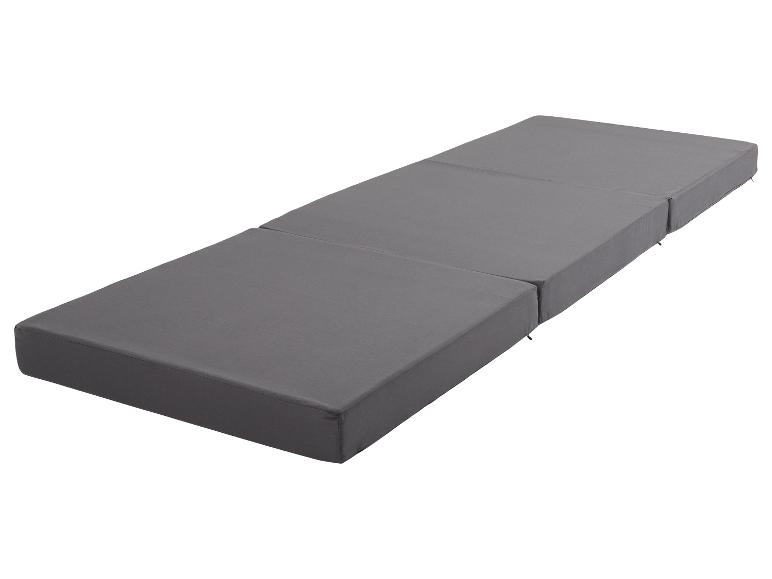 Matelas pliable gris en trois parties.