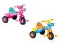 Deux tricycles : un Barbie rose et un Hot Wheels bleu.