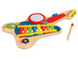Une guitare en bois jouet avec un xylophone, un tambour et d'autres instruments.