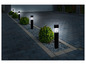 Eclairage extérieur noir avec ampoules LED le long d'un chemin en pierre.