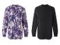 Deux chemises: une à imprimé floral violet et une noire à boutons.