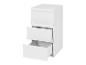 Une commode blanche à trois tiroirs, un est ouvert.