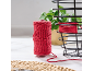 Bobine de fil rouge et panier métallique avec fil enroulé sur une surface claire.