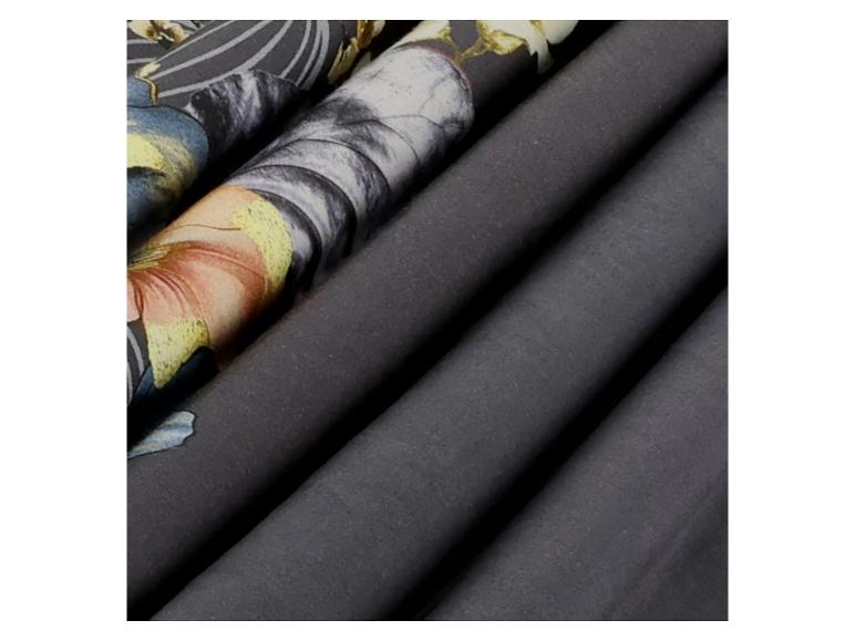 Tissu foncé à fleurs avec des fleurs aux couleurs vives.