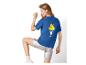 Femme en t-shirt bleu avec imprimé glace et short argenté, posant de dos.