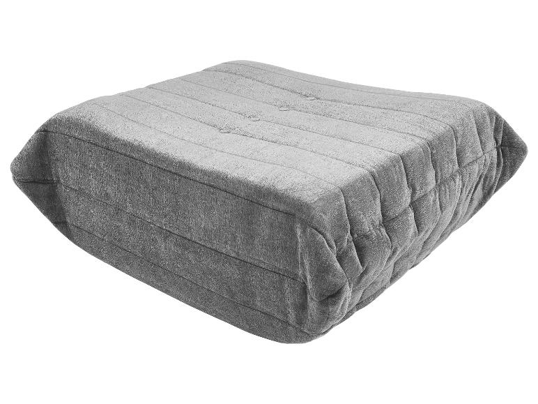 Repose-pieds ou pouf matelassé gris avec détails capitonnés, vu de côté.