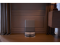 Aspirateur robot moderne avec sa station de charge dans une pièce élégante.