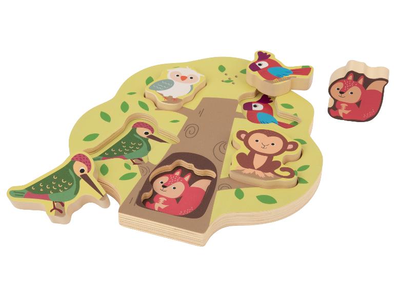 Puzzle en bois en forme d'arbre avec des pièces d'animaux, dont un renard, une chouette, des oiseaux et un singe.