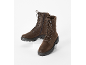 Bottes à lacets marron style militaire avec semelle épaisse.